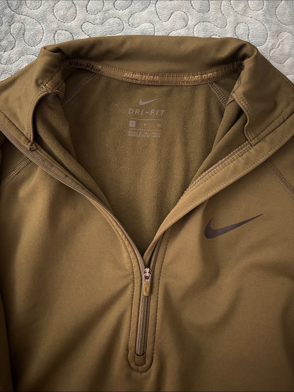 Nike woman’s Olive Zip-Up Training Pullover - Picture 2 of 7